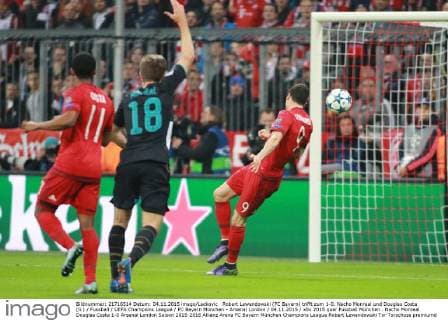 Robert Lewandowski (FC Bayern) trifft zum 1-0. Nacho Monreal und Douglas Costa (li.) Fussball UEFA Champions League FC Bayern München - Arsenal London 04.11.2015