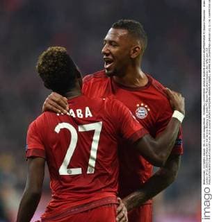 FUSSBALL CHAMPIONS LEAGUE SAISON 2014 2015 GRUPPENPHASE FC Bayern Muenchen - Arsenal London 04.11.2015 David Alaba (li) mit Jerome Boateng (re, beide FC Bayern Muenchen) bejuben den reffer zum 3:0 