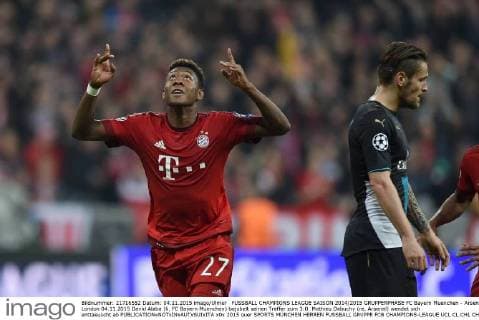 FUSSBALL CHAMPIONS LEAGUE SAISON 2014 2015 GRUPPENPHASE FC Bayern Muenchen - Arsenal London 04.11.2015 David Alaba (li, FC Bayern Muenchen) bejubelt seinen Treffer zum 3:0. Mathieu Debuchy (re, Arsenal) wendet sich enttaeuscht ab 