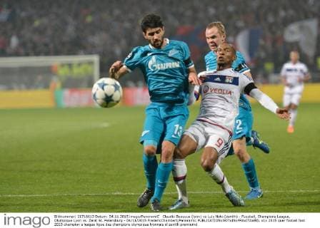 Claudio Beauvue (lyon) vs Luis Neto (zenith) - Fussball, Champions League, Olympique Lyon vs. Zenit St. Petersburg - 04 11 2015 FredericChambert Panoramic 