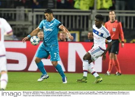 Samuel Umtiti (lyon) vs Hulk (zenith) - Fussball, Champions League, Olympique Lyon vs. Zenit St. Petersburg - 04 11 2015 FredericChambert Panoramic 