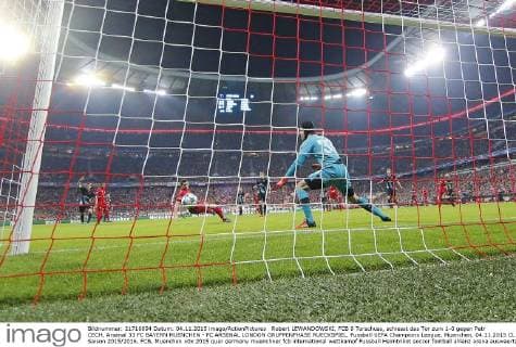 Robert LEWANDOWSKI, FCB 9 Torschuss, schiesst das Tor zum 1-0 gegen Petr CECH, Arsenal 33 FC BAYERN MUENCHEN - FC ARSENAL LONDON GRUPPENPHASE RUECKSPIEL, Fussball UEFA Champions League, Muenchen, 04.11.2015 CL Saison 2015 2016, FCB, Muenchen