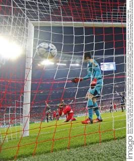 Robert LEWANDOWSKI, FCB 9 Torschuss, schiesst das Tor zum 1-0 gegen Petr CECH, Arsenal 33 FC BAYERN MUENCHEN - FC ARSENAL LONDON GRUPPENPHASE RUECKSPIEL, Fussball UEFA Champions League, Muenchen, 04.11.2015 CL Saison 2015 2016, FCB, Muenchen