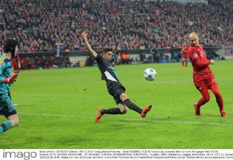 Arjen ROBBEN, FCB 10 Torschuss, schiesst das Tor zum 4-0 gegen Petr CECH, Arsenal 33 FC BAYERN MUENCHEN - FC ARSENAL LONDON GRUPPENPHASE RUECKSPIEL, Fussball UEFA Champions League, Muenchen, 04.11.2015 CL Saison 2015 2016, FCB, Muenchen