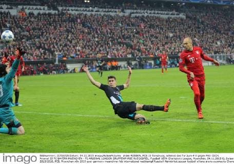 Arjen ROBBEN, FCB 10 Torschuss, schiesst das Tor zum 4-0 gegen Petr CECH, Arsenal 33 FC BAYERN MUENCHEN - FC ARSENAL LONDON GRUPPENPHASE RUECKSPIEL, Fussball UEFA Champions League, Muenchen, 04.11.2015 CL Saison 2015 2016, FCB, Muenchen