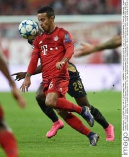 FUSSBALL CHAMPIONS LEAGUE SAISON 2014 2015 GRUPPENPHASE FC Bayern Muenchen - Arsenal London 04.11.2015 Thiago Alcantara (FC Bayern Muenchen) kann sich durchsetzen 
