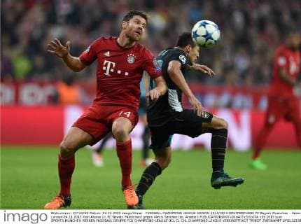 FUSSBALL CHAMPIONS LEAGUE SAISON 2014 2015 GRUPPENPHASE FC Bayern Muenchen - Arsenal London 04.11.2015 Xabi Alonso (li, FC Bayern Muenchen) gegen Alexis Sanchez (re, Arsenal) 