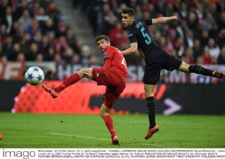 FUSSBALL CHAMPIONS LEAGUE SAISON 2014 2015 GRUPPENPHASE FC Bayern Muenchen - Arsenal London 04.11.2015 Thomas Mueller (li, FC Bayern Muenchen) gegen Gabriel (re, Arsenal) 