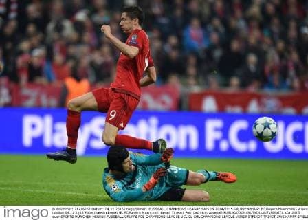 FUSSBALL CHAMPIONS LEAGUE SAISON 2014 2015 GRUPPENPHASE FC Bayern Muenchen - Arsenal London 04.11.2015 Robert Lewandowski (li, FC Bayern Muenchen) gegen Torwart Petr Cech (re, Arsenal) 