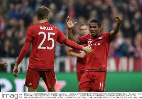 FUSSBALL CHAMPIONS LEAGUE SAISON 2014 2015 GRUPPENPHASE FC Bayern Muenchen - Arsenal London 04.11.2015 Torjubel: Thomas Mueller (li) und Douglas Costa (v.l., beide FC Bayern Muenchen) 