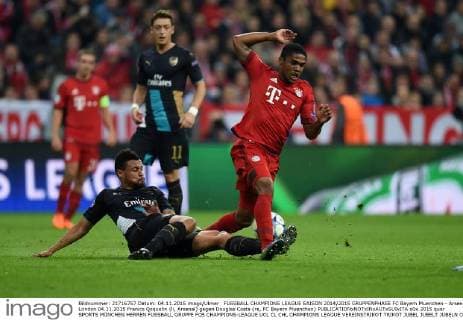 FUSSBALL CHAMPIONS LEAGUE SAISON 2014 2015 GRUPPENPHASE FC Bayern Muenchen - Arsenal London 04.11.2015 Franics Qoquelin (li, Arsenal) gegen Douglas Costa (re, FC Bayern Muenchen) 
