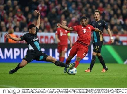 FUSSBALL CHAMPIONS LEAGUE SAISON 2014 2015 GRUPPENPHASE FC Bayern Muenchen - Arsenal London 04.11.2015 Franics Qoquelin (li, Arsenal) gegen Douglas Costa (re, FC Bayern Muenchen) 