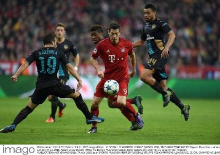FUSSBALL CHAMPIONS LEAGUE SAISON 2014 2015 GRUPPENPHASE FC Bayern Muenchen - Arsenal London 04.11.2015 Robert Lewandowski (Mitte, FC Bayern Muenchen) gegen Santi Cazorla (li) und Francis Coquelin (re, Arsenal) 