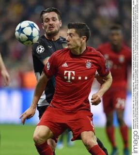 FUSSBALL CHAMPIONS LEAGUE SAISON 2014 2015 GRUPPENPHASE FC Bayern Muenchen - Arsenal London 04.11.2015 Robert Lewandowski (re, FC Bayern Muenchen) gegen Mathieu Debuchy (li, Arsenal) 