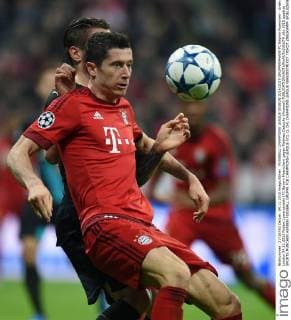 FUSSBALL CHAMPIONS LEAGUE SAISON 2014 2015 GRUPPENPHASE FC Bayern Muenchen - Arsenal London 04.11.2015 Robert Lewandowski (FC Bayern Muenchen) gegen Mathieu Debuchy (Arsenal) 
