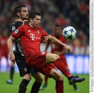 FUSSBALL CHAMPIONS LEAGUE SAISON 2014 2015 GRUPPENPHASE FC Bayern Muenchen - Arsenal London 04.11.2015 Robert Lewandowski (re, FC Bayern Muenchen) gegen Mathieu Debuchy (li, Arsenal) 