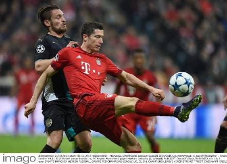 FUSSBALL CHAMPIONS LEAGUE SAISON 2014 2015 GRUPPENPHASE FC Bayern Muenchen - Arsenal London 04.11.2015 Robert Lewandowski (re, FC Bayern Muenchen) gegen Mathieu Debuchy (li, Arsenal) 