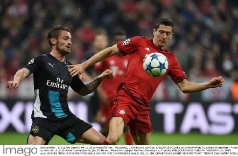 FUSSBALL CHAMPIONS LEAGUE SAISON 2014 2015 GRUPPENPHASE FC Bayern Muenchen - Arsenal London 04.11.2015 Robert Lewandowski (re, FC Bayern Muenchen) gegen Mathieu Debuchy (li, Arsenal) 
