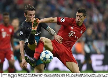 FUSSBALL CHAMPIONS LEAGUE SAISON 2014 2015 GRUPPENPHASE FC Bayern Muenchen - Arsenal London 04.11.2015 Robert Lewandowski (re, FC Bayern Muenchen) gegen Mathieu Debuchy (li, Arsenal) 