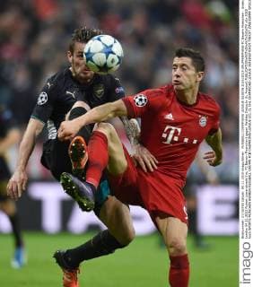 FUSSBALL CHAMPIONS LEAGUE SAISON 2014 2015 GRUPPENPHASE FC Bayern Muenchen - Arsenal London 04.11.2015 Robert Lewandowski (re, FC Bayern Muenchen) gegen Mathieu Debuchy (li, Arsenal) 