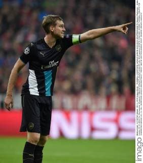 FUSSBALL CHAMPIONS LEAGUE SAISON 2014 2015 GRUPPENPHASE FC Bayern Muenchen - Arsenal London 04.11.2015 Per Mertesacker (Arsenal) 