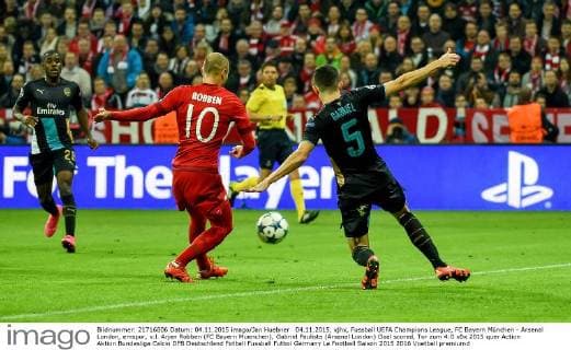 04.11.2015, xjhx, Fussball UEFA Champions League, FC Bayern München - Arsenal London, emspor, v.l. Arjen Robben (FC Bayern Muenchen), Gabriel Paulista (Arsenal London) Goal scored, Tor zum 4:0