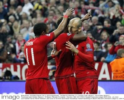 Torjubel 4:0 München, V.li. Douglas Costa (Bayern) , David Alaba (Bayern) , Torschütze Arjen Robben (Bayern) . FC Bayern München-FC Arsenal . München, GER, 04.11.2015, Fussball-Champions League 2015-2016 .