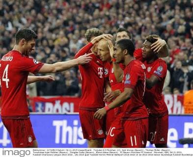 Torjubel 4:0 München, V.li. Xabi Alonso (Bayern) , Thomas Müller (Bayern) , Torschütze Arjen Robben (Bayern) , Douglas Costa (Bayern) , David Alaba (Bayern) . FC Bayern München-FC Arsenal . München, GER, 04.11.2015, Fussball-Champions League 2015-2016 .