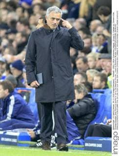 Football - 2015 2016 Champions League - Group G: Chelsea vs. Dynamo Kiev. Chelsea Manager Jose Mourinho points to his to his head as if to say i know at Stamford Bridge. COLORSPORT DANIEL BEARHAM  che_dyn
