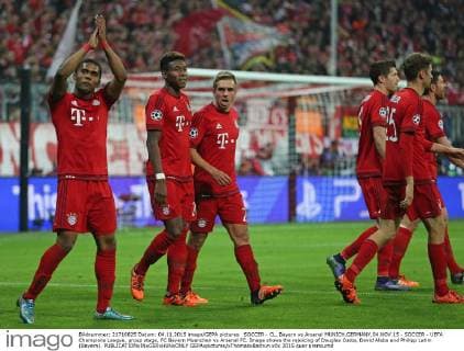 SOCCER - CL, Bayern vs Arsenal MUNICH,GERMANY,04.NOV.15 - SOCCER - UEFA Champions League, group stage, FC Bayern Muenchen vs Arsenal FC. Image shows the rejoicing of Douglas Costa, David Alaba and Philipp Lahm (Bayern). GEPAxpictures xThomasxBachun