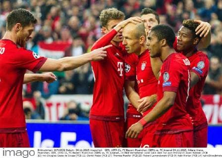 GER, UEFA CL, FC Bayern Muenchen (GER) vs. FC Arsenal 04.11.2015, Allianz Arena, Muenchen, GER, UEFA CL, FC Bayern Muenchen (GER) vs. FC Arsenal , im Bild Verhaltener Jubel nach dem Tor zum 4-0 durch Arjen Robben (FCB 10) mit Douglas Costa de Souza (FCB 11) David Alaba (FCB 27) Thomas Mueller (FCB 25) Robert Lewandowski (FCB 9) Xabi Alonso (FCB 14) nphxStraubmeier