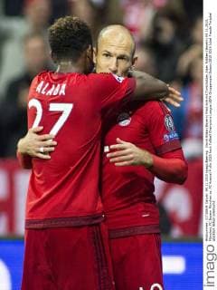 David Alaba (Bayern) freut sich mit Torschützen Arjen Robben (Bayern) 04.11.2015, München, FC Bayern München vs. FC Arsenal Â
