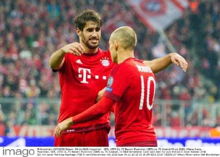 GER, UEFA CL, FC Bayern Muenchen (GER) vs. FC Arsenal 04.11.2015, Allianz Arena, Muenchen, GER, UEFA CL, FC Bayern Muenchen (GER) vs. FC Arsenal , im Bild Verhaltener Jubel nach dem Tor zum 4-0 durch Arjen Robben (FCB 10) mit Javier Martinez Aguinaga (FCB 8) nphxStraubmeier
