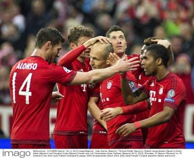 Xabi Alonso (Bayern), Thomas Müller (Bayern), Robert Lewandowski (Bayern),David Alaba (Bayern) und Douglas Costa (Bayern) freuen sich mit Torschützen Arjen Robben (Bayern) 04.11.2015, München, FC Bayern München vs. FC Arsenal Â