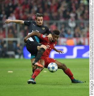 FUSSBALL CHAMPIONS LEAGUE SAISON 2014 2015 GRUPPENPHASE FC Bayern Muenchen - Arsenal London 04.11.2015 Mathieu Debuchy (li, Arsenal) gegen Kingsley Coman (re, FC Bayern Muenchen) 