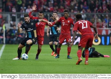 FUSSBALL CHAMPIONS LEAGUE SAISON 2014 2015 GRUPPENPHASE FC Bayern Muenchen - Arsenal London 04.11.2015 Olivier Giroud (li, Arsenal) kann den Bayern Thiago Alcantara, Kingsley Coman und David Alaba (v.l.) nicht enteilen 