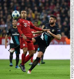 FUSSBALL CHAMPIONS LEAGUE SAISON 2014 2015 GRUPPENPHASE FC Bayern Muenchen - Arsenal London 04.11.2015 Thiago Alcantara (li, FC Bayern Muenchen) gegen Olivier Giroud (re, Arsenal) 