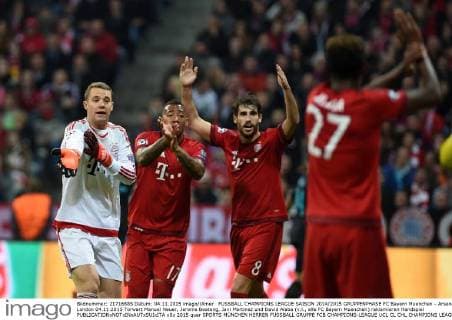 FUSSBALL CHAMPIONS LEAGUE SAISON 2014 2015 GRUPPENPHASE FC Bayern Muenchen - Arsenal London 04.11.2015 Torwart Manuel Neuer, Jerome Boateng, Javi Martinez und David Alaba (v.l., alle FC Bayern Muenchen) raklamieren Handspiel 