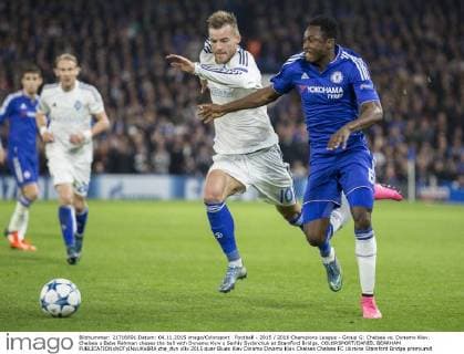 Football - 2015 2016 Champions League - Group G: Chelsea vs. Dynamo Kiev. Chelsea s Baba Rahman chases the ball with Dynamo Kyiv s Serhiy Sydorchuk at Stamford Bridge. COLORSPORT DANIEL BEARHAM  che_dyn