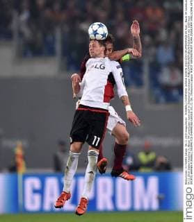FUSSBALL CHAMPIONS LEAGUE SAISON 2014 2015 GRUPPENPHASE AS Rom - Bayer 04 Leverkusen 04.11.2015 Stefan Kiessling (li, lBayer 04 Leverkusen) kann sich im Zweikampf durchetzen 