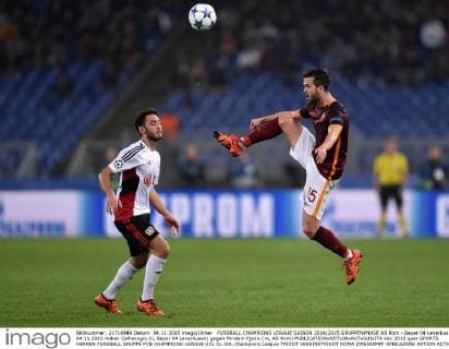 FUSSBALL CHAMPIONS LEAGUE SAISON 2014 2015 GRUPPENPHASE AS Rom - Bayer 04 Leverkusen 04.11.2015 Hakan Calhanoglu (li, Bayer 04 Leverkusen) gegen Miralem Pjanic (re, AS Rom) 
