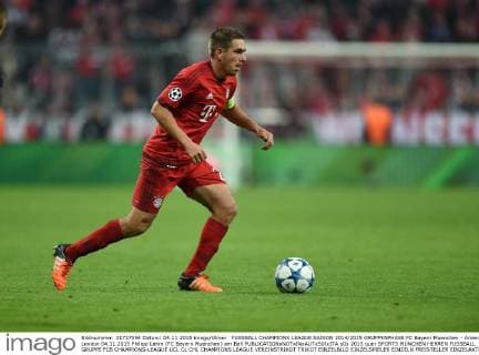 FUSSBALL CHAMPIONS LEAGUE SAISON 2014 2015 GRUPPENPHASE FC Bayern Muenchen - Arsenal London 04.11.2015 Philipp Lahm (FC Bayern Muenchen) am Ball 