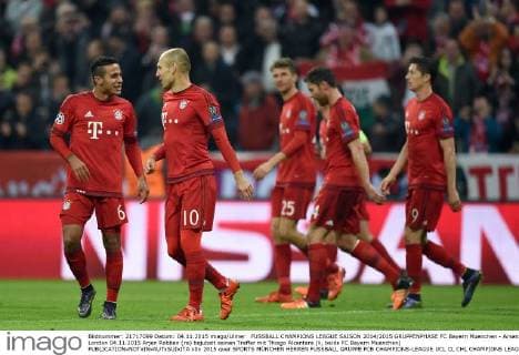 FUSSBALL CHAMPIONS LEAGUE SAISON 2014 2015 GRUPPENPHASE FC Bayern Muenchen - Arsenal London 04.11.2015 Arjen Robben (re) bejubelt seinen Treffer mit Thiago Alcantara (li, beide FC Bayern Muenchen) 