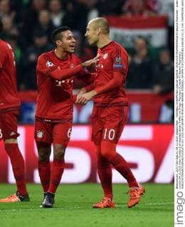 FUSSBALL CHAMPIONS LEAGUE SAISON 2014 2015 GRUPPENPHASE FC Bayern Muenchen - Arsenal London 04.11.2015 Arjen Robben (re) bejubelt seinen Treffer mit Thiago Alcantara (li, beide FC Bayern Muenchen) 