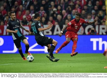 FUSSBALL CHAMPIONS LEAGUE SAISON 2014 2015 GRUPPENPHASE FC Bayern Muenchen - Arsenal London 04.11.2015 David Alaba (re, FC Bayern Muenchen) gegen Mathieu Debuchy (li) und Francis Coquelin (Mitte, Arsenal) 