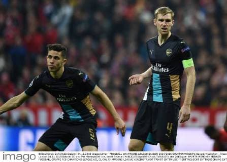 FUSSBALL CHAMPIONS LEAGUE SAISON 2014 2015 GRUPPENPHASE FC Bayern Muenchen - Arsenal London 04.11.2015 Gabriel (li) und Per Mertesacker (re, beide Arsenal) 