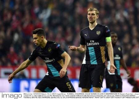 FUSSBALL CHAMPIONS LEAGUE SAISON 2014 2015 GRUPPENPHASE FC Bayern Muenchen - Arsenal London 04.11.2015 Gabriel (li) und Per Mertesacker (re, beide Arsenal) 