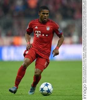 FUSSBALL CHAMPIONS LEAGUE SAISON 2014 2015 GRUPPENPHASE FC Bayern Muenchen - Arsenal London 04.11.2015 Douglas Costa (FC Bayern Muenchen) am Ball 