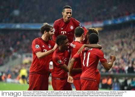 04.11.2015, Fussball, Saison 2015 2016, Champions League, 2015 16, Vorrunde, FC Bayern München - Arsenal London, Bayern Jubeltraube nach dem 3:0 durch David Alaba (Bayern Muenchen), oben Thiago Alcantara (Bayern Muenchen)