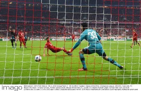 04.11.2015, Fussball, Saison 2015 2016, Champions League, 2015 16, Vorrunde, FC Bayern München - Arsenal London, Robert Lewandowski (Bayern Muenchen), li., erzielt mit diesem Kopfball gegen Torwart Petr Cech (Arsenal London) das Tor zum 1:0